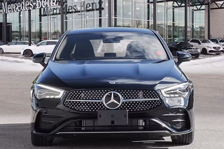 Trong khi nhiều thương hiệu ôtô đang dần loại bỏ sedan ra khỏi danh mục sản phẩm để tập trung vào xe gầm cao, Mercedes-Benz lại cho thấy một hướng đi ngược lại. Với sự đón nhận tích cực dành cho CLA thế hệ mới, đặc biệt là các phiên bản thuần điện, hãng xe Đức tiếp tục khẳng định phân khúc sedan vẫn là một lựa chọn hấp dẫn đối với người tiêu dùng toàn cầu.