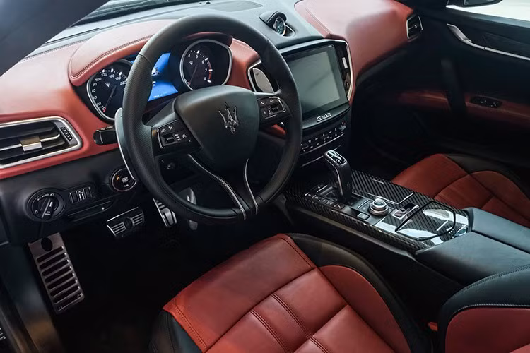 Maserati Ghibli Ribelle sở hữu không gian nội thất với tông màu đen Nero Ribelle vô cùng phức tạp và sang trọng kết hợp màu đỏ. Điểm nhấn mà chỉ Maserati Ghibli Ribelle có được chính là việc mặt cửa bên trong màu đen tương phản tựa tay màu đỏ, đồng thời ghế thể thao bọc da đen – đỏ cao cấp với chỉ khâu nghịch màu.