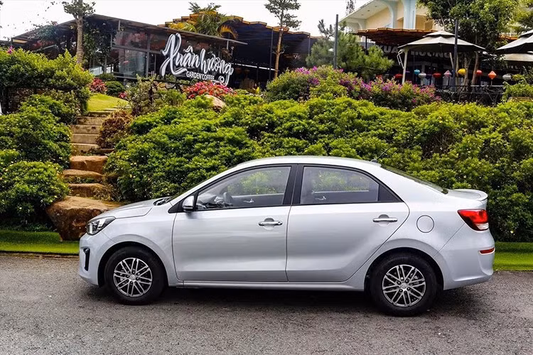 Soluto MT được trang bị động cơ Kappa 1.4 MPI cho công suất cực đại 94 mã lực và mô-men xoắn 132 Nm, kết hợp hộp số sàn 5 cấp. Về trang bị an toàn, Kia Soluto sở hữu những trang bị phổ biến như: chống bó cứng phanh ABS, phân bổ lực phanh điện tử EBD, tự động khóa cửa khi xe chạy, 2 túi khí...