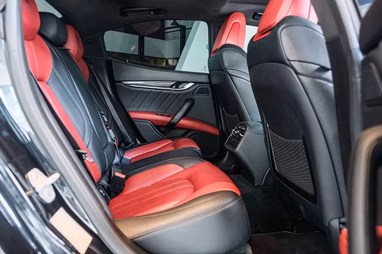 Nằm bên dưới nắp ca-pô của Maserati Ghibli Ribelle vẫn là khối động cơ V6, tăng áp kép, dung tích 3.0 lít, được thiết kế bởi Maserati Powertrain và chế tạo lắp đặt tại nhà máy Ferrari tại Maranello. Động cơ này đem tới công suất tối đa 350 mã lực và mô-men xoắn cực đại 500 Nm.