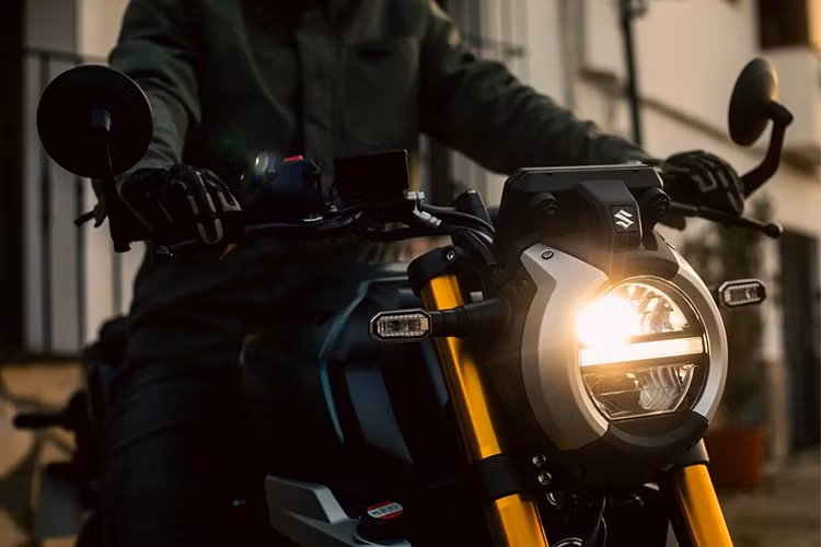 Cũng giống như những người anh em đó, động cơ có trục cân bằng để giảm rung động, cộng với bộ giảm thanh ngắn thoát ra từ chân phải của người lái. Chúng cũng được đặt trong cùng một khung thép như GSX-8S, cũng như chia sẻ cùng một khung phụ.