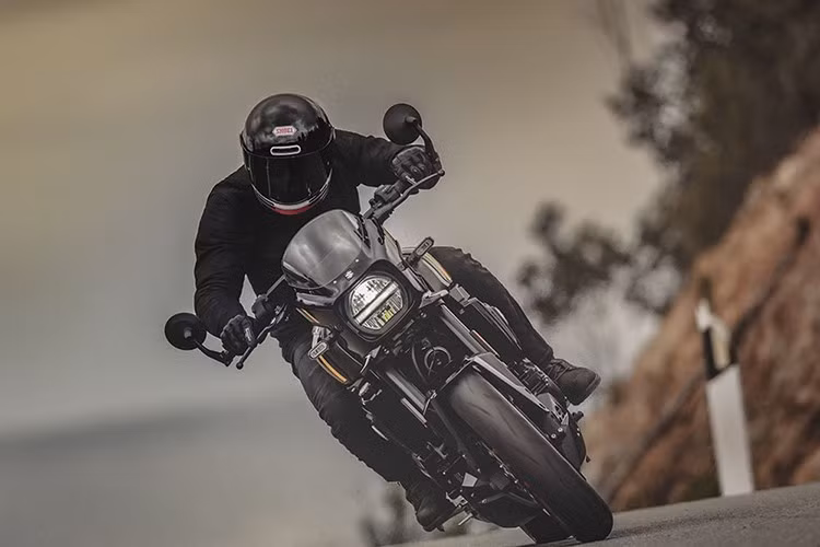 Suzuki đã công bố giá cho cả 2 chiếc GSX-8T và TT tại Anh. Giá cho T bắt đầu từ 9599 bảng Anh (343 triệu đồng) và tăng lên 9999 bảng Anh (357 triệu đồng) cho TT. Phiên bản naked có sẵn với bình xăng Candy Burnt Gold, Metallic Matt Steel Green hoặc Metallic Matt Black.