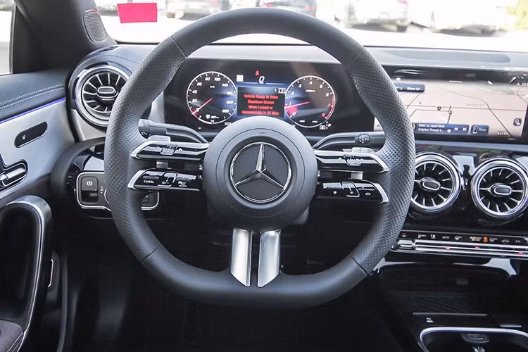 Trong khi đó, CLA 350 4MATIC EQ lại được trang bị hai motor điện cùng hệ dẫn động bốn bánh toàn thời gian cho công suất đạt 353 mã lực, mô-men xoắn cực đại 515 Nm. Bên cạnh bản thuần điện, các phiên bản động cơ đốt trong của CLA sẽ bắt đầu được sản xuất trong vài tháng tới.