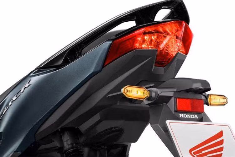 Honda Ngoài ra, Vario 125 còn chú trọng đến sự tiện nghi của người lái với các trang bị tiện ích như cổng sạc USB được đặt trong hốc chứa đồ phía đầu xe.