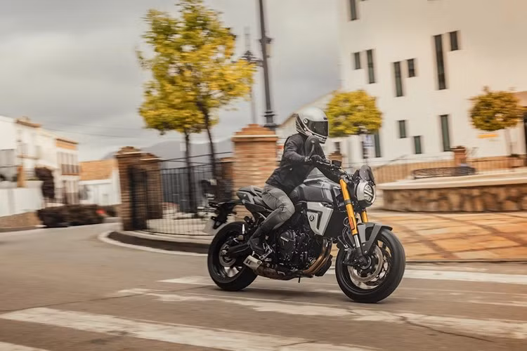 Cả hai xe đều sử dụng monoshock KYB, cùng với đĩa trước 310mm kết hợp với heo phanh Nissin gắn hướng tâm – một lần nữa được chia sẻ với 8S. Đĩa phanh 240mm ở phía sau, với cả phanh trước sau đều được trang bị ABS.