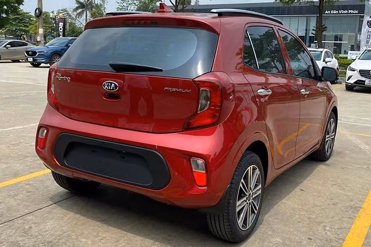 Những trang bị trên Kia Morning MT ở mức cơ bản như: ghế nỉ, điều hòa chỉnh cơ, chìa khóa cơ, không có màn hình giải trí trung tâm hay hệ thống hỗ trợ lái nâng cao. Hệ thống an toàn chỉ dừng lại ở 2 túi khí, phanh ABS và EBD, không có cảm biến lùi hay camera lùi.