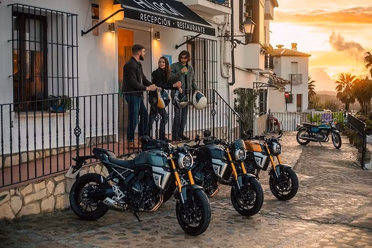 Suzuki một lần nữa mở rộng nền tảng môtô phân khối lớn xi-lanh đôi hạng trung của mình với GSX-8T và GSX-8TT mới, được cho là lấy cảm hứng từ những chiếc roadster của những năm 1960 và 1970.