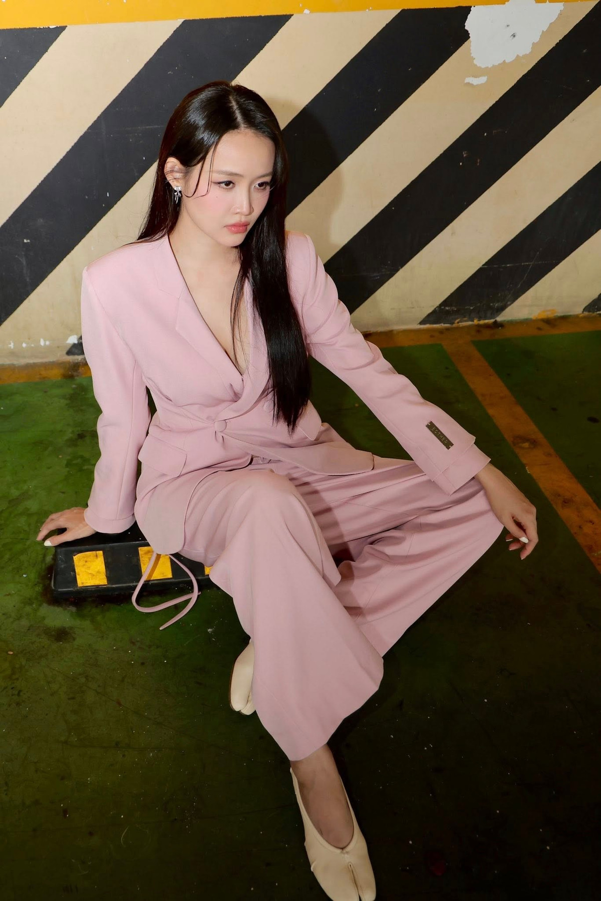 Trương Mỹ Nhân bước chân vào làng giải trí với vai trò người mẫu. Sở hữu chiều cao ấn tượng (1m78), cô từng tham gia nhiều cuộc thi nhan sắc và người mẫu.