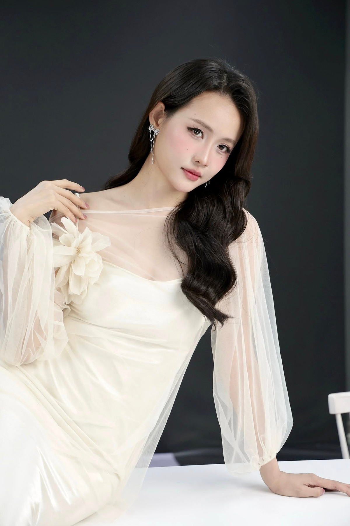 Trương Mỹ Nhân được khen là mẹ 2 con trông mòn con mắt