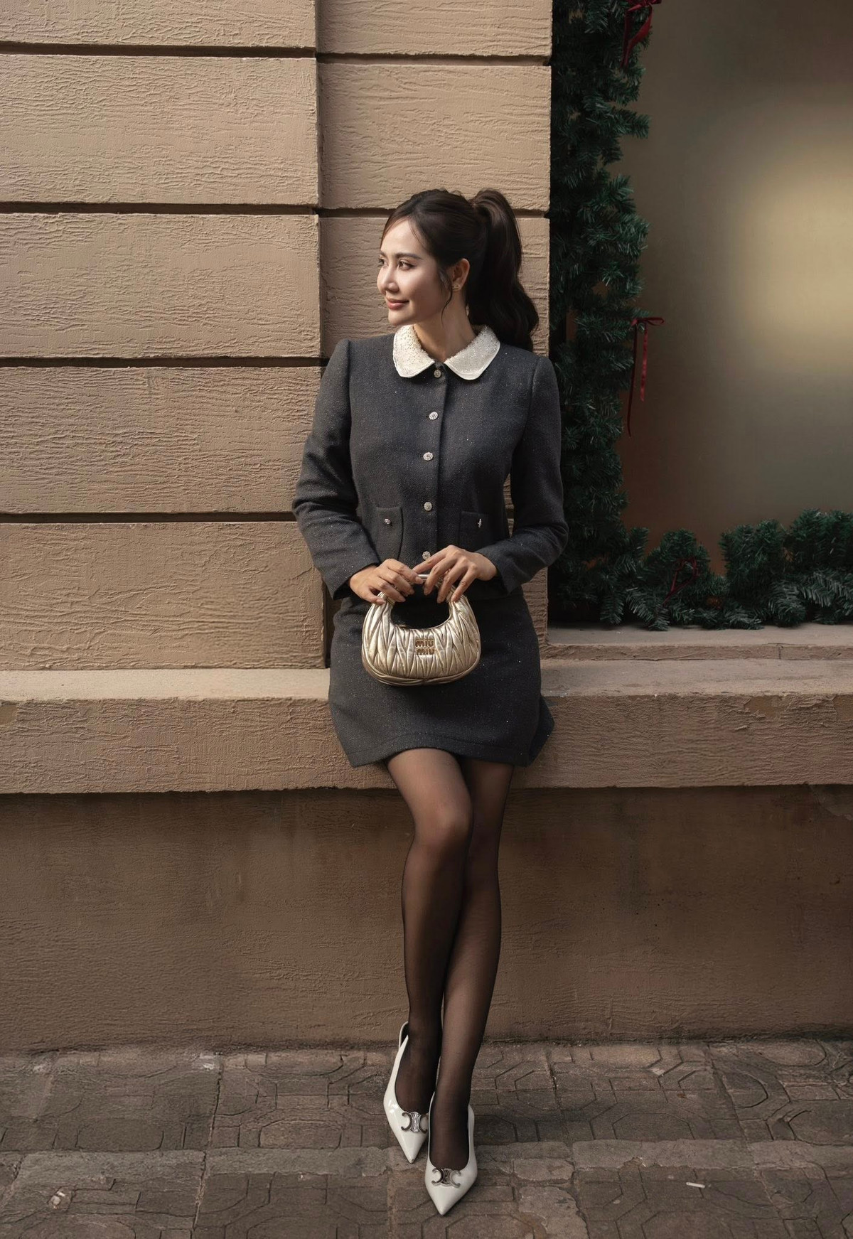 Trong cuộc sống cá nhân, Huyền Lizzie từng trải qua hôn nhân đổ vỡ và hiện là mẹ đơn thân của một cậu con trai. Thay vì né tránh, cô thẳng thắn chia sẻ và lan tỏa hình ảnh người phụ nữ mạnh mẽ, vừa chăm sóc con, vừa theo đuổi sự nghiệp và đam mê riêng.