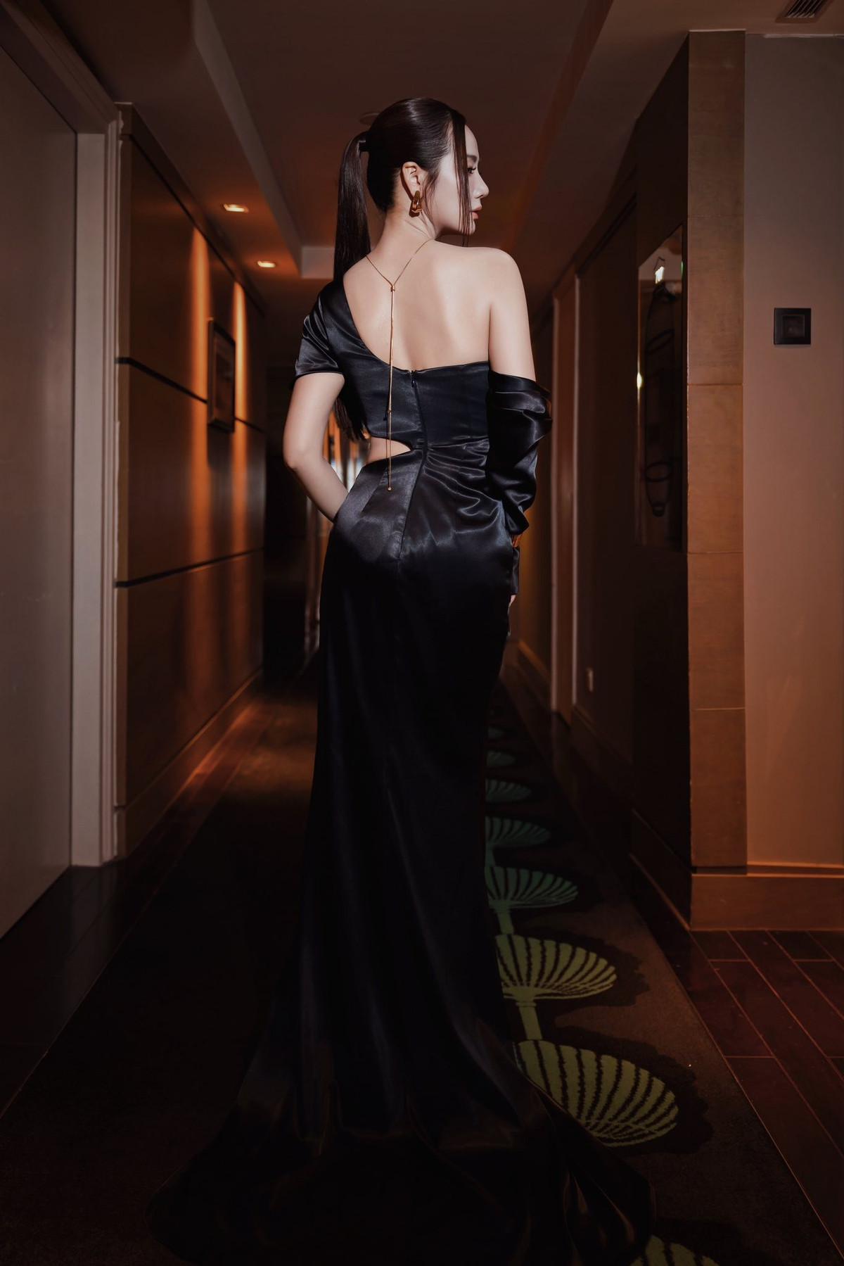 Bên cạnh nhan sắc ngày càng thăng hạng, cuộc sống và sự nghiệp của Huyền Lizzie cũng nhận được nhiều sự quan tâm. Tên thật là Phan Minh Huyền, sinh năm 1990, cô được biết đến là một trong những hot girl đời đầu nổi tiếng tại Việt Nam trước khi chuyển hướng sang lĩnh vực diễn xuất.