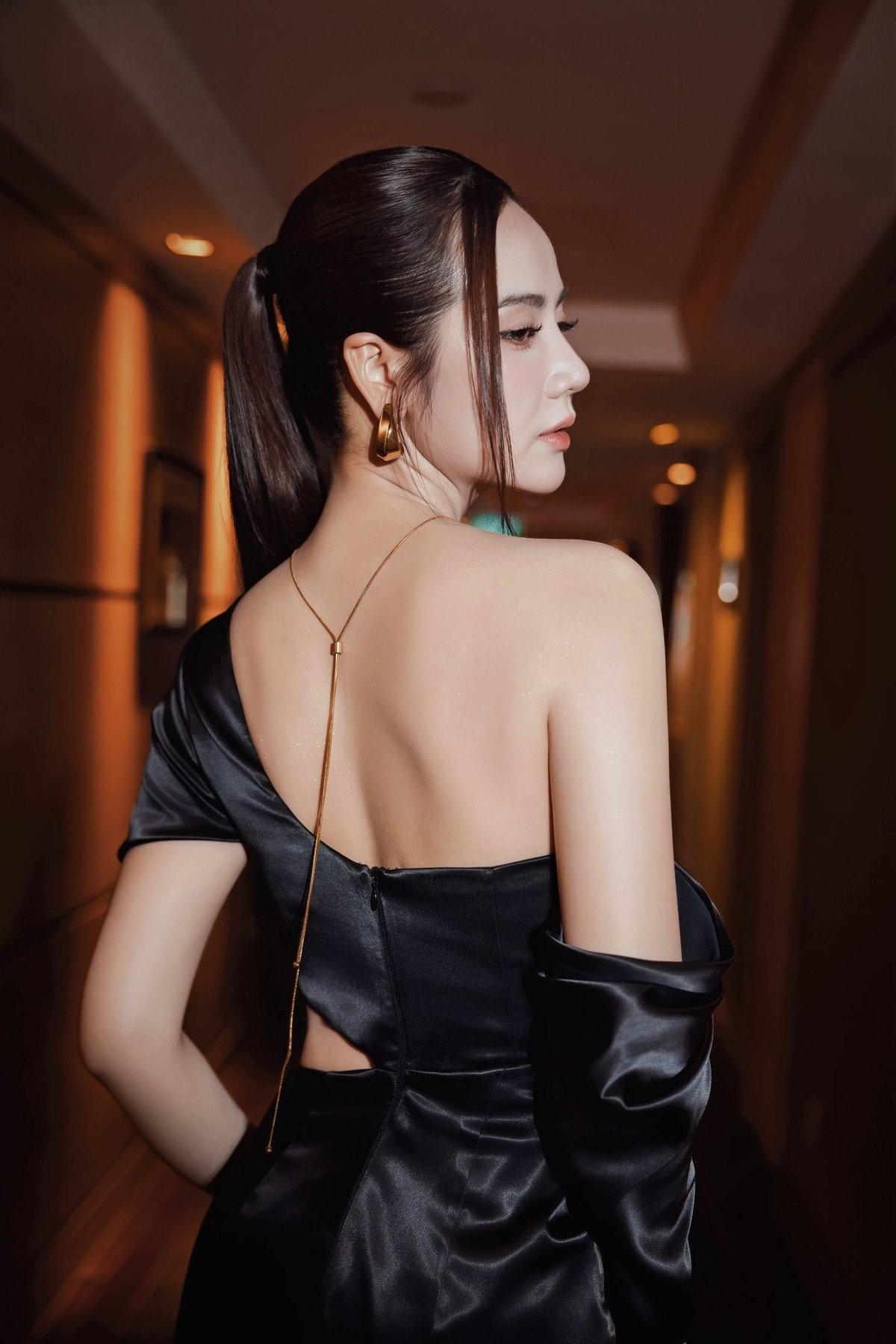 Từ một “hot girl đời đầu” gắn liền với vẻ đẹp ngọt ngào, Huyền Lizzie ngày càng khẳng định phong cách người phụ nữ trưởng thành, độc lập và quyến rũ theo cách rất riêng.