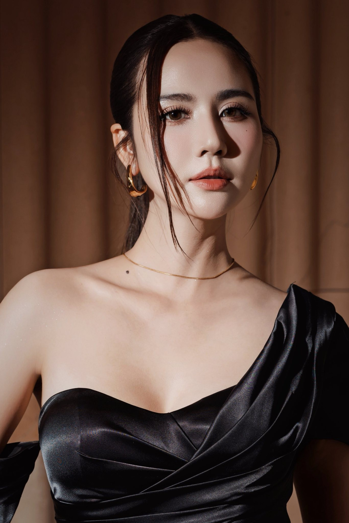 Xuất hiện trong thiết kế váy đen trễ vai, nữ diễn viên Huyền Lizzie khéo léo khoe trọn bờ lưng trần mịn màng cùng thần thái sang trọng, gợi cảm nhưng vẫn giữ được nét tinh tế vốn là dấu ấn riêng của cô.