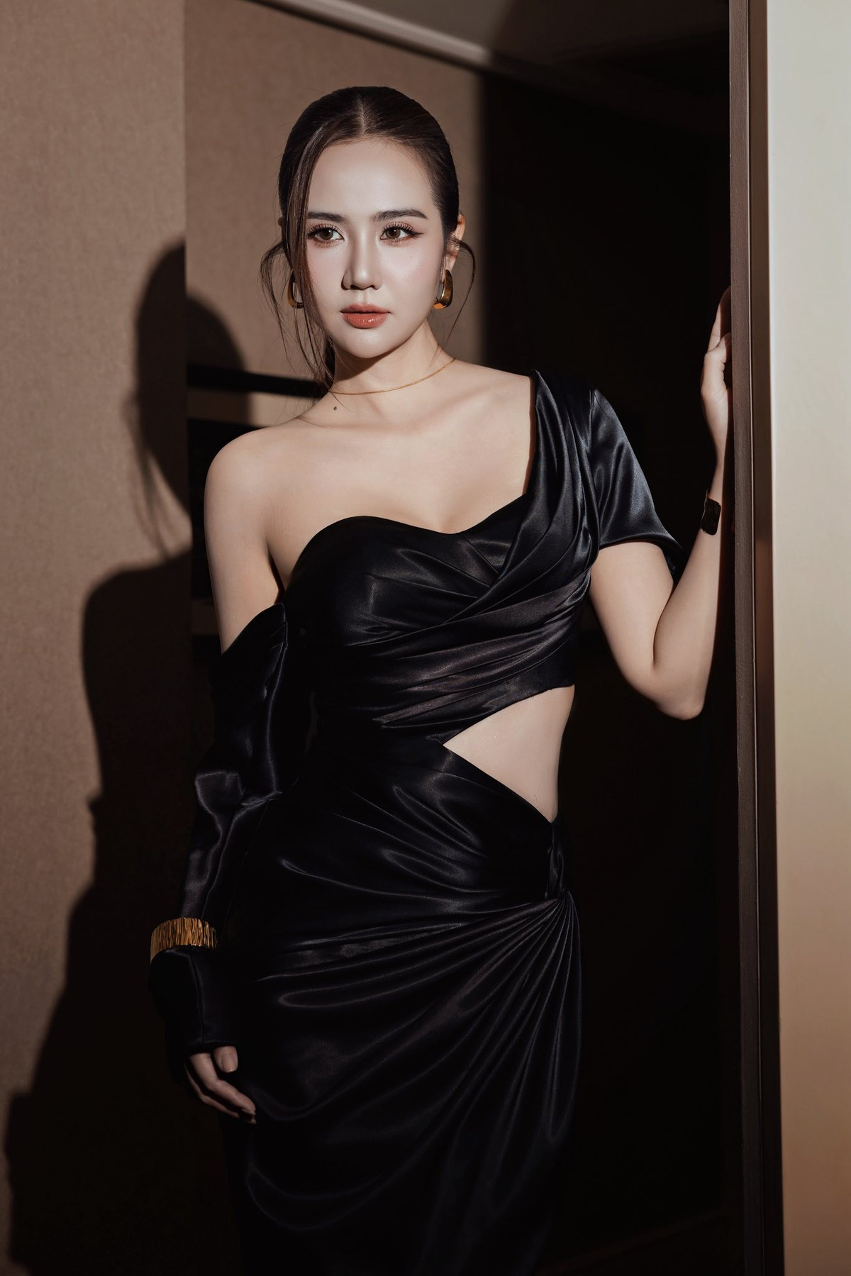 Mái tóc dài được buộc gọn phía sau, để lộ trọn vẹn bờ vai và tấm lưng nuột nà, càng làm nhan sắc của Huyền Lizzie nổi bật khí chất trưởng thành, tự tin.