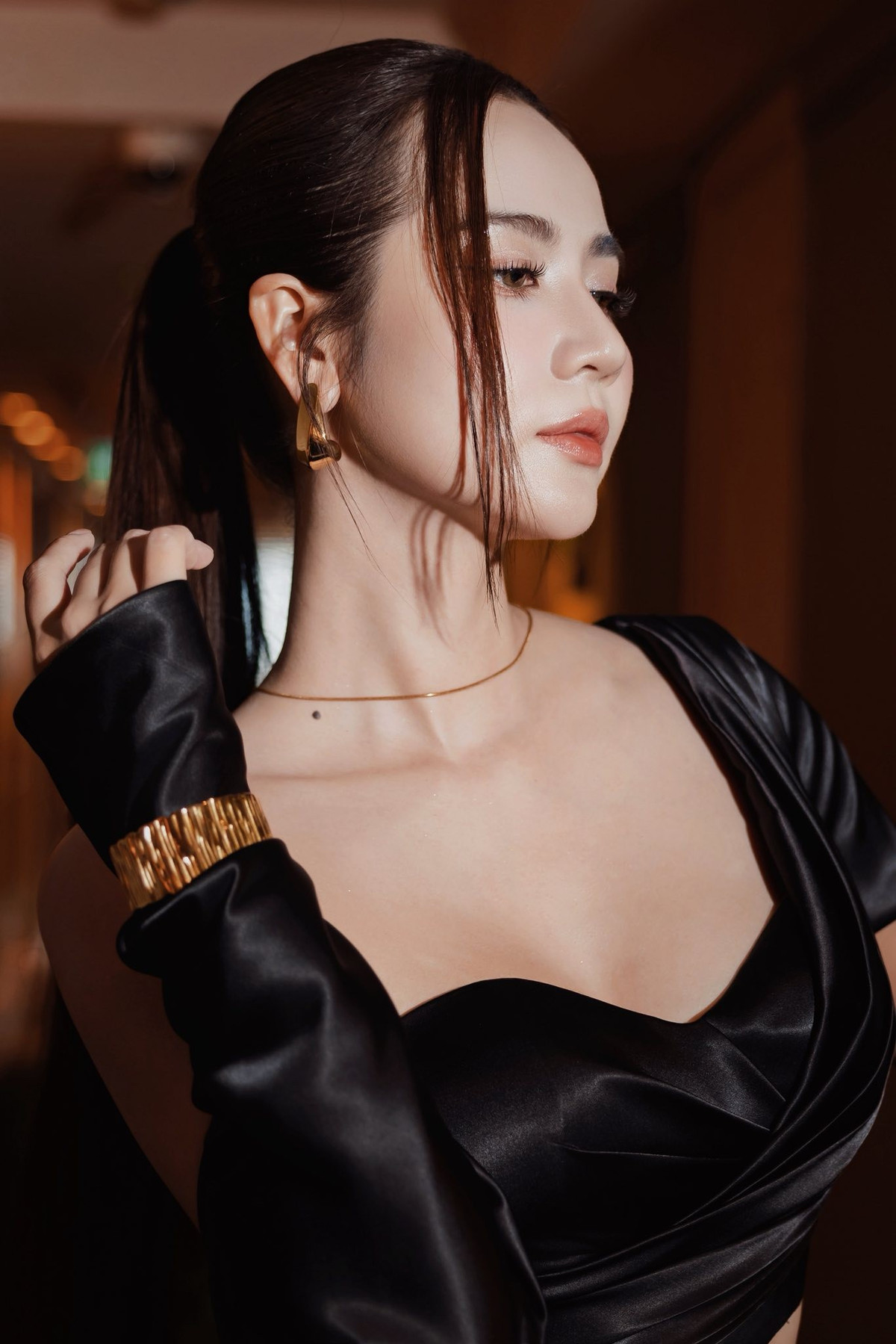 Ở những khung hình cận cảnh, nhan sắc của Huyền Lizzie tiếp tục ghi điểm tuyệt đối. Gương mặt thanh tú với sống mũi cao, làn da trắng mịn và ánh mắt sắc sảo toát lên vẻ đẹp mặn mà của người phụ nữ ở độ chín.