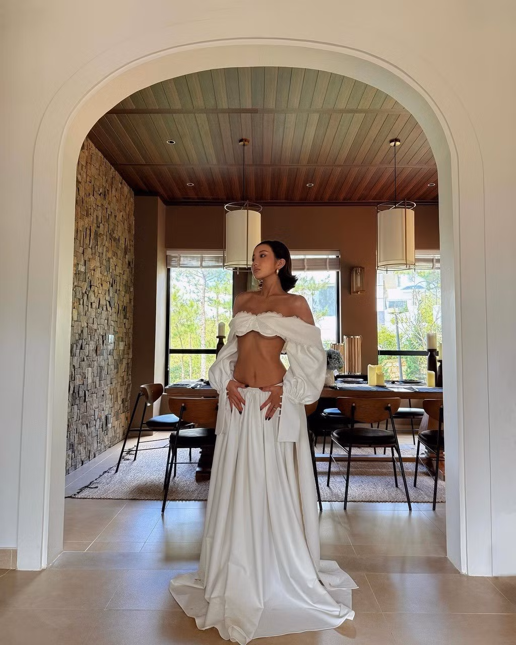 Sau khi công khai có con, Huyền 2K4 trở thành hot mom đình đám. Cô cập nhật những hình ảnh, video vui nhộn của "công chúa nhỏ" Sam trên các kênh cá nhân và thu hút sự quan tâm cực lớn nhờ sự nhí nhố và những biểu cảm hài hước.