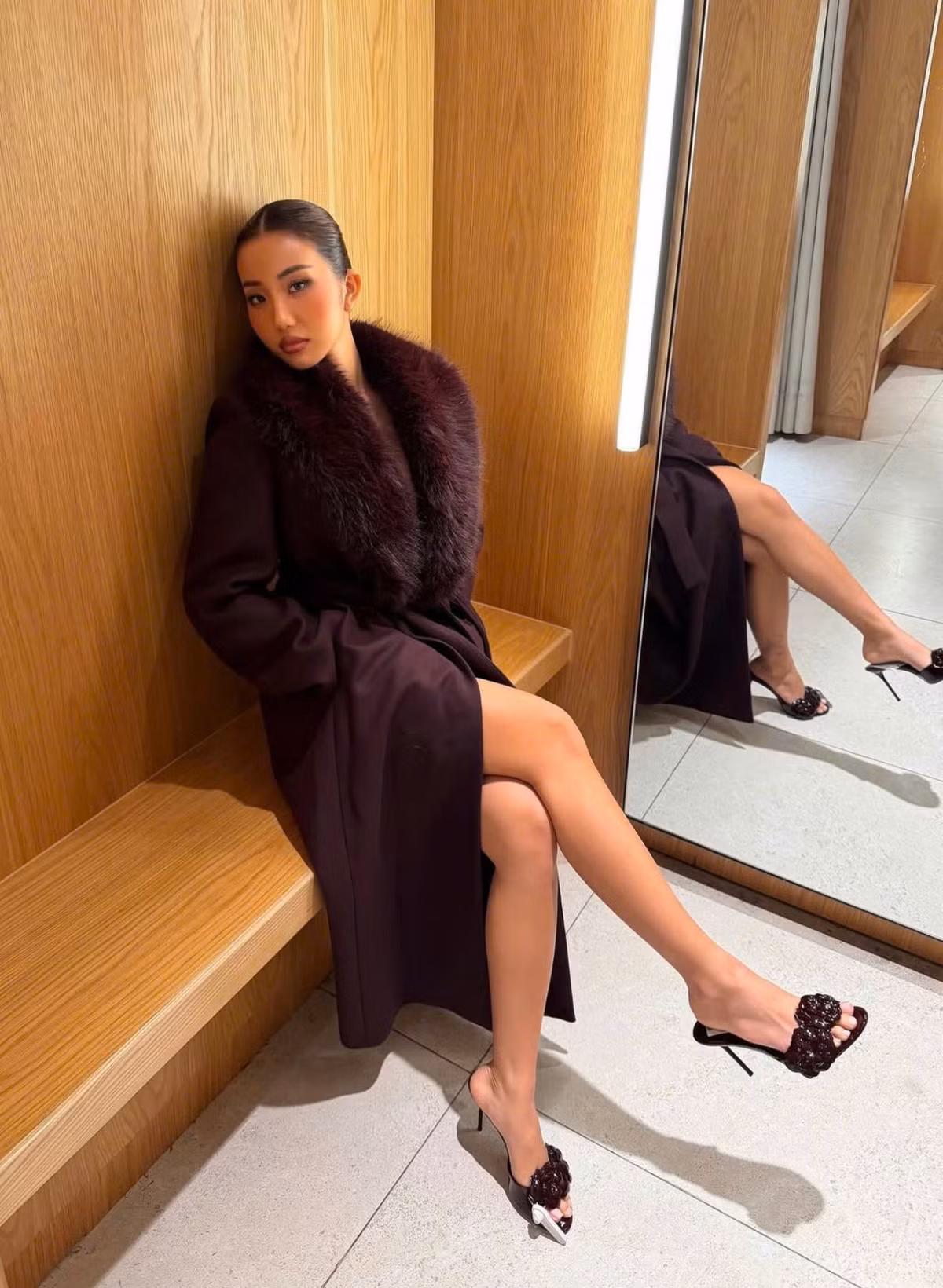 Tuy khoe được cá tính và hình thể gợi cảm, song màn lên đồ của Huyền 2k4 vướng kha khá tranh cãi.