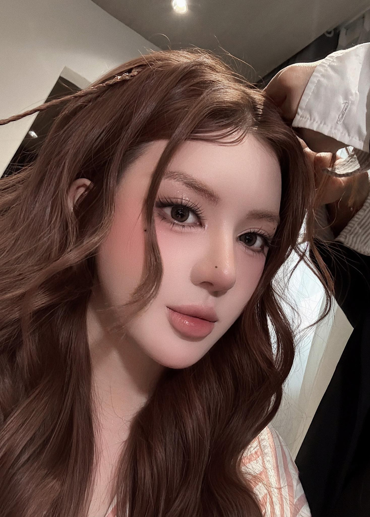 Nhiều cư dân mạng bày tỏ nghi ngờ về tính xác thực của nội dung quảng cáo, cho rằng hiệu quả làn da như trong hình khó có thể đạt được chỉ nhờ uống thực phẩm bổ sung.