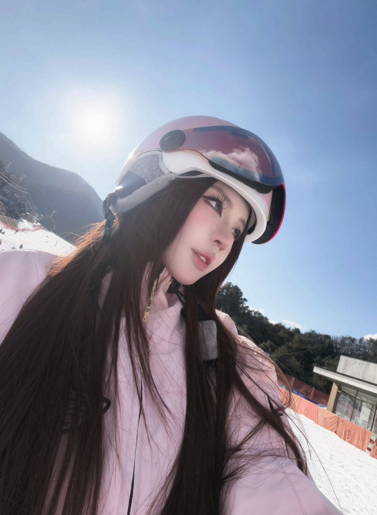 Tranh cãi càng trở nên gay gắt khi cư dân mạng đào lại các bình luận trước đó của nữ KOL.