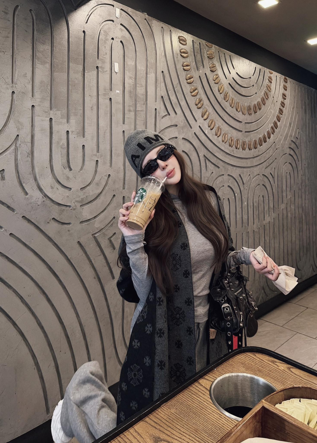 Tuy nhiên, ngay sau khi bài viết của Mai Phương Bùi được đăng tải, làn sóng phản ứng trái chiều nhanh chóng xuất hiện.