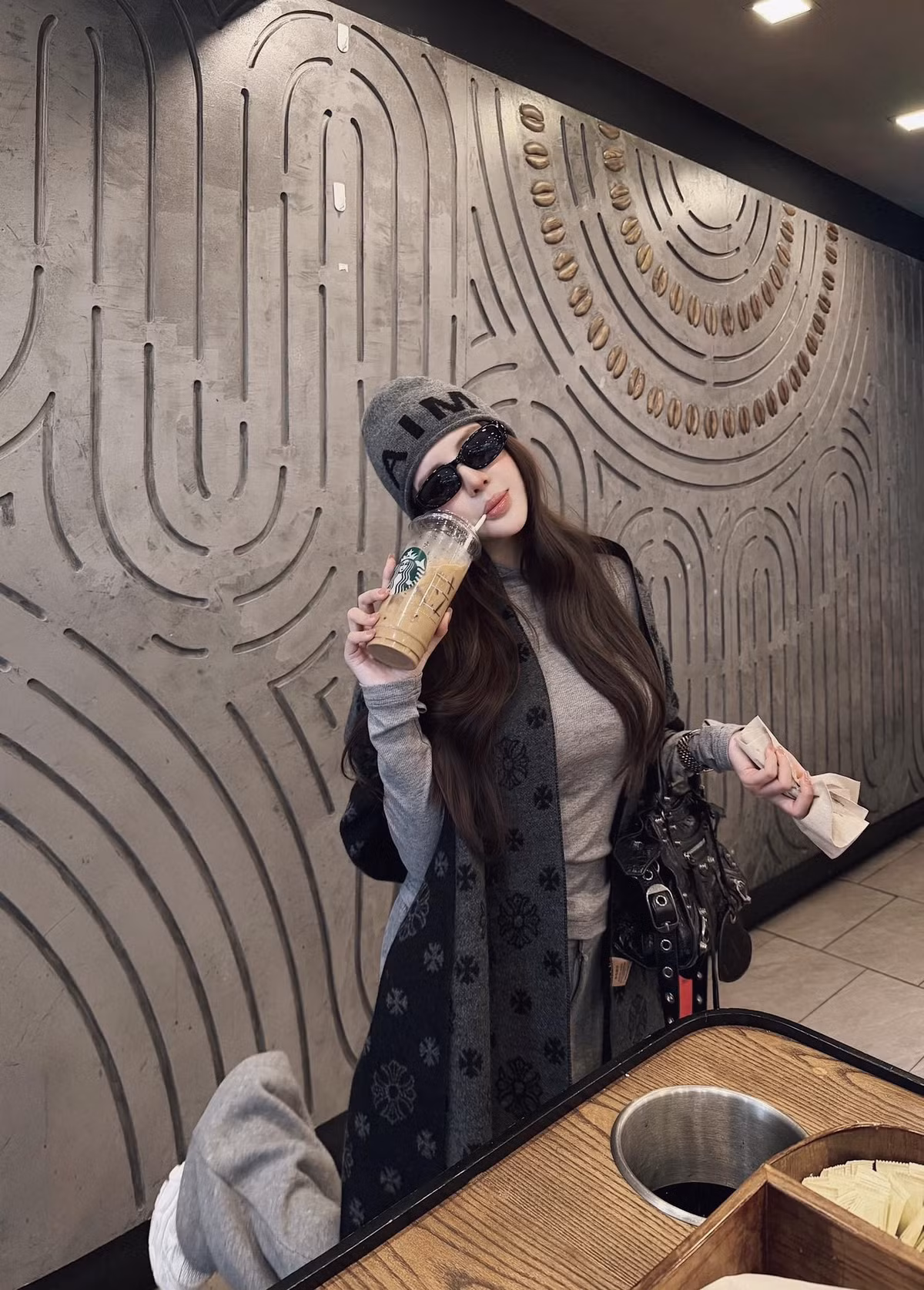 Tuy nhiên, ngay sau khi bài viết của Mai Phương Bùi được đăng tải, làn sóng phản ứng trái chiều nhanh chóng xuất hiện.