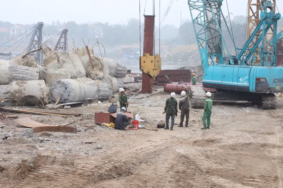 Nhiều kỹ sư, công nhân và máy móc hiện đại được huy động để thi công các hạng mục khác.