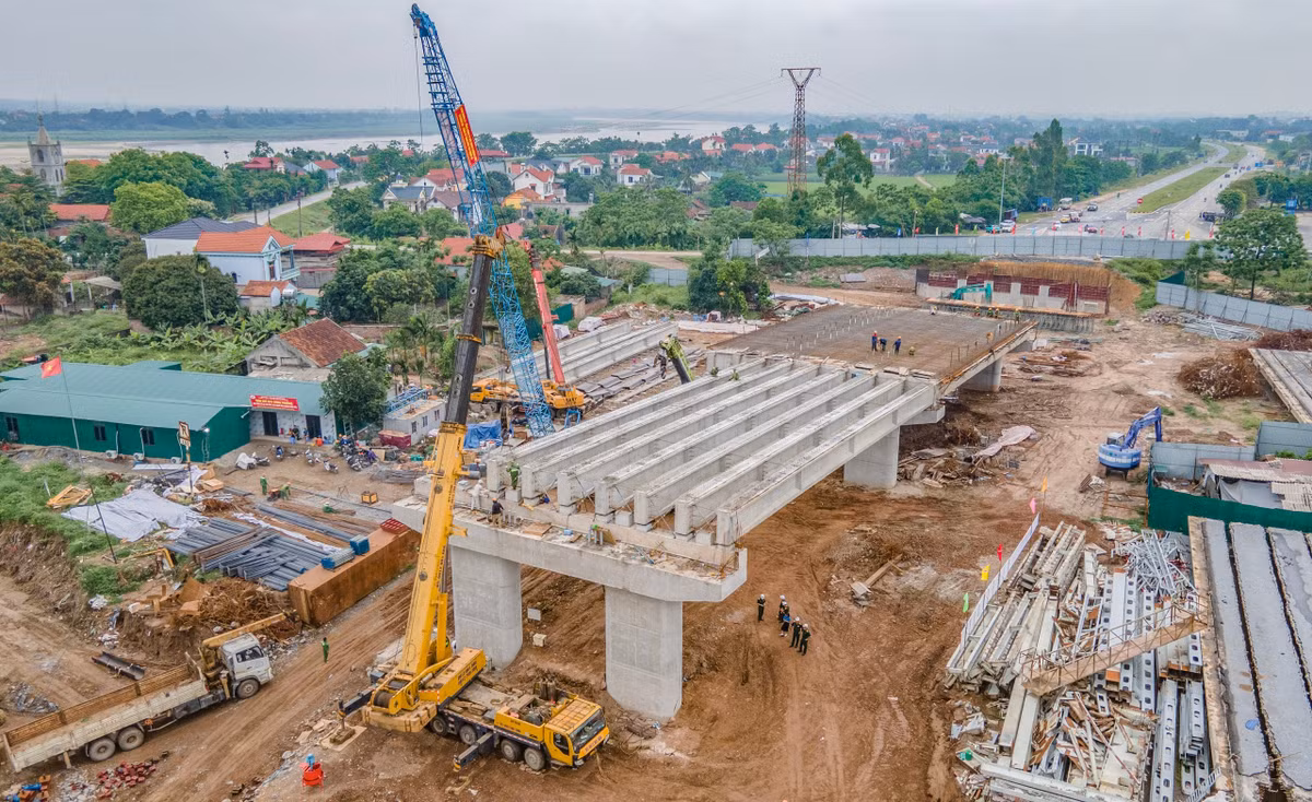 Nhiệt huyết trên công trường kết hợp với sự vận dụng sáng tạo các sáng kiến, giải pháp kỹ thuật (trong phạm vi cho phép), từng "nút thắt" được tháo gỡ. Ảnh: Báo Xây dựng