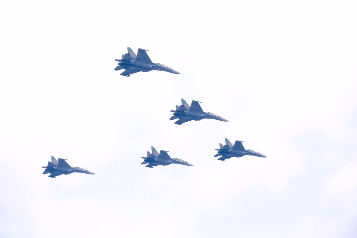 Các máy bay tách ra biểu diễn những kỹ thuật khó như lộn, xoay nhiều vòng trên không.