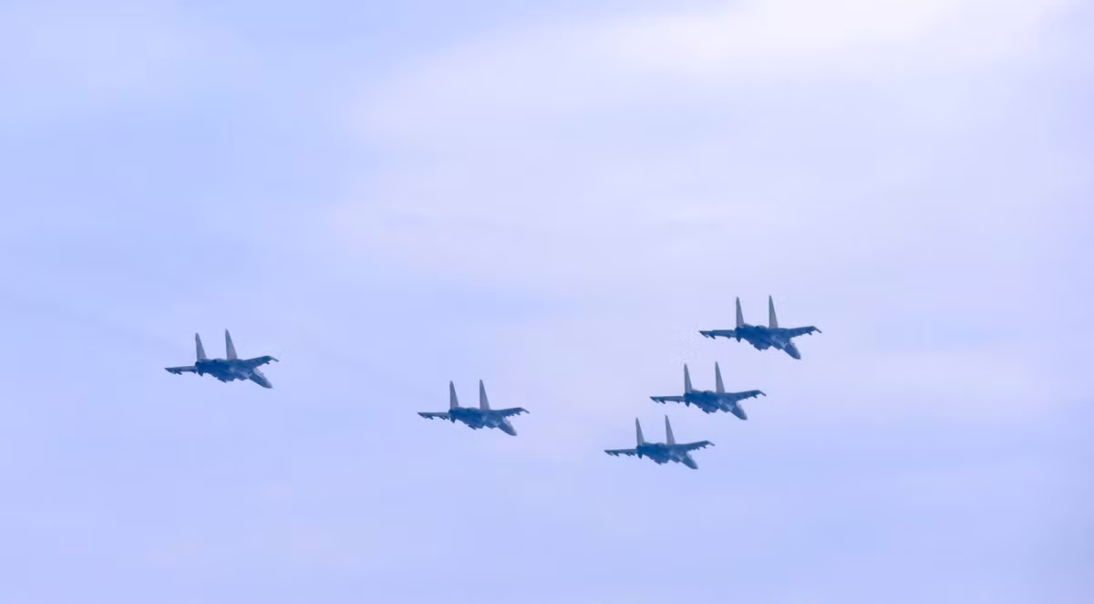 Chứng kiến dàn "hổ mang chúa" bay lượn biểu diễn trên bầu trời Hà Nội, không ít người dân đã vỗ tay reo hò.