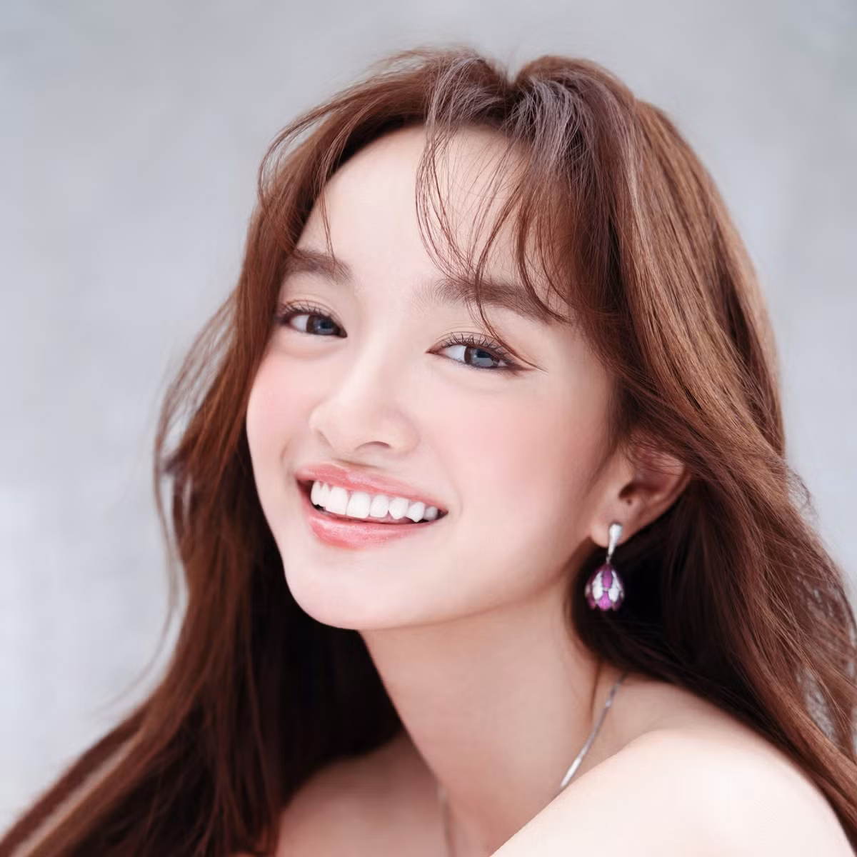 Nhưng khi càng zoom cận bức ảnh, cư dân mạng mới vỡ lẽ đây chỉ là một sản phẩm "đu trend" ghép ảnh đang hot trên mạng xã hội và "chú rể" của Kaity Nguyễn chính là nam thần Hứa Quang Hán.