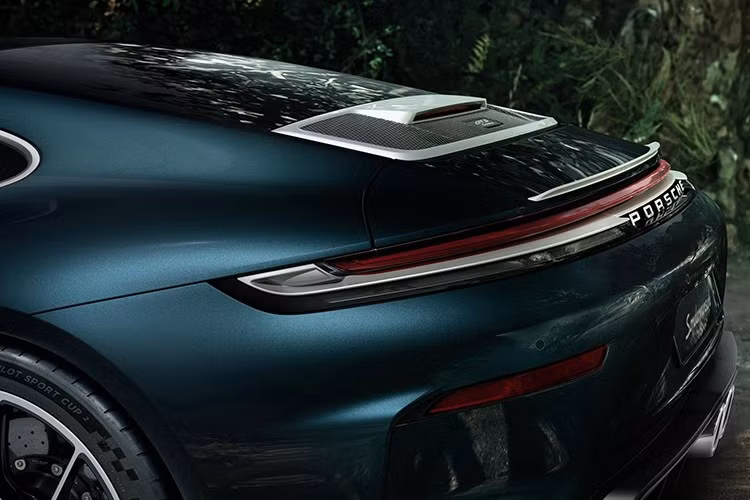 Porsche Latin America có trụ sở tại Miami chịu trách nhiệm thực hiện dự án này, năm nay đánh dấu 25 năm thành lập. Để đánh dấu khoảnh khắc này, hãng đã cá nhân hóa chiếc 911 GT3 Touring 2025 theo phong cách Sonderwunsch và biến nó thành một chiếc xe độc ​​nhất vô nhị, một trong số rất nhiều chiếc xe khác sẽ ra mắt trong tương lai.