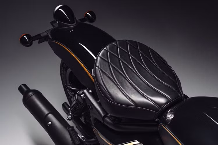 Đi kèm là một bản in nghệ thuật phiên bản giới hạn, có chữ ký tay của Rough Crafts trên mỗi xe – chi tiết khẳng định giá trị sưu tầm, nhưng không biến chiếc mô tô này thành món đồ trưng bày trong bảo tàng.