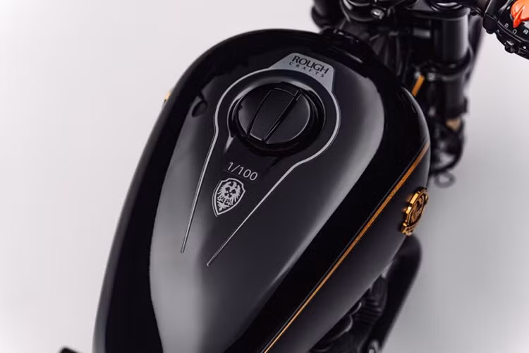 Yên xe bọc da thật chần bông, phản chiếu lại phong cách của bản độ, trong khi gương chiếu hậu và vành hợp kim cắt tương phản tạo nên sự cân bằng tinh tế. Ống phuộc trong màu vàng nhẹ ở phía trước như một nét chấm phá khéo léo, thể hiện sự chăm chút đến từng chi tiết nhỏ nhất.