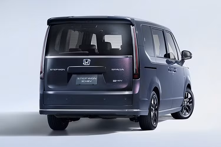 Xe sử dụng mô-tơ điện có công suất 184 mã lực, mô-men xoắn 315 Nm, kết hợp với động cơ xăng 2.0L công suất 145 mã lực. Động cơ xăng đóng vai trò phát điện và hỗ trợ dẫn động ở tốc độ cao thông qua hệ thống ly hợp cơ khí, tối ưu hiệu suất và mức tiêu thụ nhiên liệu.