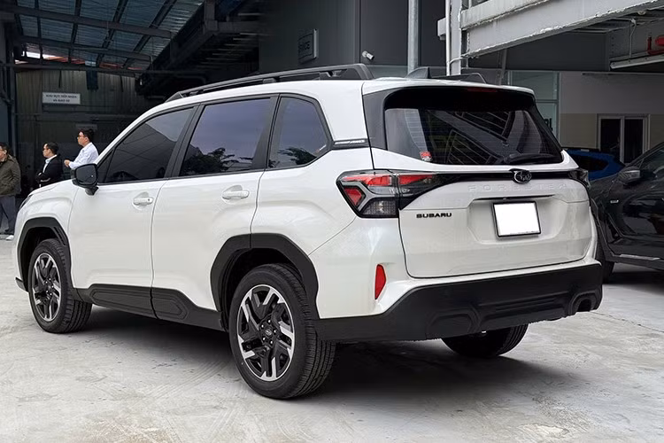 Forester 2026 mang ngôn ngữ thiết kế mới theo triết lý “Ready for Adventure”, kết hợp dáng vẻ khỏe khoắn với tiện nghi cao cấp. Cụm đèn pha và lưới tản nhiệt liền khối tạo cảm giác đầu xe rộng hơn, trong khi phần hông và đuôi xe được tinh chỉnh với các đường gân sắc nét, cụm đèn hậu nối liền và bộ mâm 19 inch cá tính.