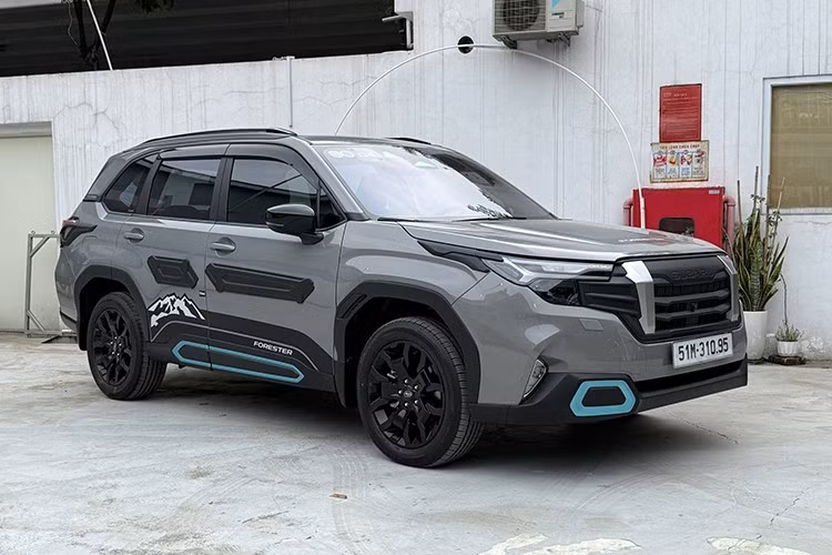 Giá xe Subaru Forester 2026 chưa được công bố cụ thể, nhưng có thể sẽ cao hơn bản cũ (từ 969 triệu đến 1,199 tỷ đồng) do chuyển sang nhập Nhật. Đối thủ của Subaru Forester trong phân khúc SUV cỡ C vẫn là Mazda CX-5 (749-979 triệu đồng), Honda CR-V (1,029-1,259 tỷ đồng), Hyundai Tucson (769-989 triệu đồng)...