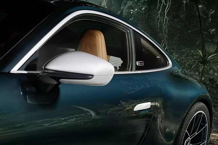 Bạn có biết người Đức thường áp dụng chương trình tùy chỉnh đặc biệt mang tên Sonderwunsch, thường tạo ra những chiếc xe độc ​​nhất vô nhị mang dấu ấn của bất kỳ khách hàng nào họ muốn không? Trong trường hợp của Ocelot, khách hàng đó chính là Porsche, hãng đã tạo ra chiếc xe này với mục đích kỷ niệm.