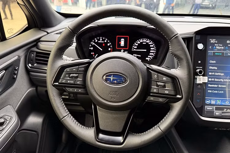 Ghế ngồi thiết kế ba chiều nhằm giảm chấn động và tiếng ồn. Hệ thống thông tin giải trí gồm màn hình trung tâm 12,3 inch và bảng đồng hồ kỹ thuật số 11,6 inch, tích hợp hệ thống Starlink cùng dàn âm thanh Harman Kardon.