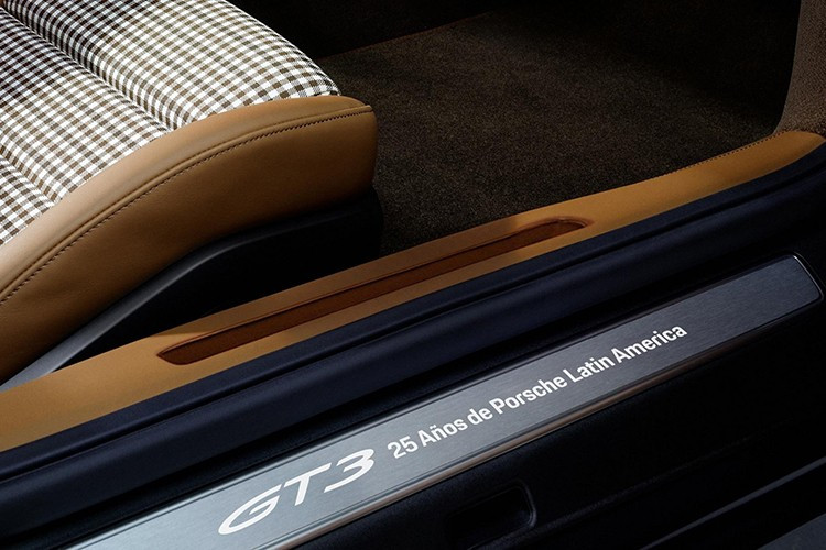 Vì vậy, Porsche 911 GT3 Touring Ocelot 2025 là dự án Sonderwunsch độc nhất được Porsche Latin America ủy quyền, và điều đó có nghĩa là chúng ta sẽ không bao giờ biết được chi phí sản xuất là bao nhiêu, cũng như điều gì sẽ xảy ra với chiếc xe sau khi được giới thiệu.