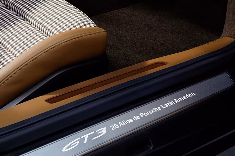 Vì vậy, Porsche 911 GT3 Touring Ocelot 2025 là dự án Sonderwunsch độc nhất được Porsche Latin America ủy quyền, và điều đó có nghĩa là chúng ta sẽ không bao giờ biết được chi phí sản xuất là bao nhiêu, cũng như điều gì sẽ xảy ra với chiếc xe sau khi được giới thiệu.