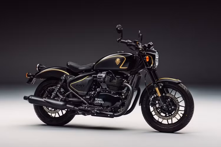 Royal Enfield Shotgun 650 X Rough Crafts 20025 ra mắt như một ấn phẩm hiếm hoi, mang tinh thần bespoke (đặt làm riêng) đặc trưng. Lấy cảm hứng từ bản độ “Caliber Royale” từng gây tiếng vang trong giới chơi xe.