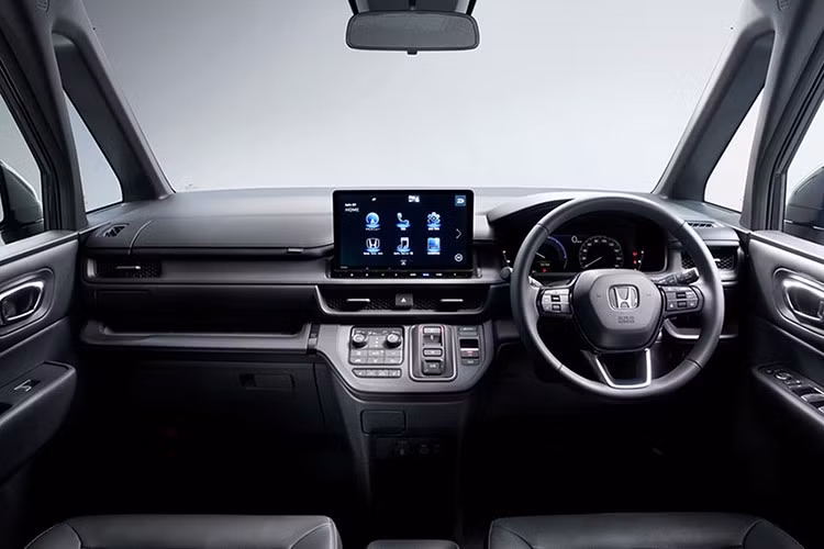 Không gian nội thất của xe được bố trí theo cấu hình 7 chỗ ngồi dạng 2-2-3, với hàng ghế giữa là hai ghế thương gia tách biệt, đi kèm bệ đỡ chân và khả năng trượt linh hoạt. Hàng ghế thứ ba có thể gập phẳng xuống sàn để mở rộng khoang hành lý, phục vụ nhu cầu sử dụng đa dạng cho gia đình hoặc dịch vụ cao cấp.