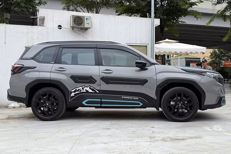 Các trang bị an toàn khác như; hỗ trợ phanh tự động trước va chạm, cảnh báo điểm mù, cảnh báo phương tiện cắt ngang phía sau, giám sát tình trạng người lái, phanh khẩn cấp khi tài xế mất ý thức, kiểm soát hành trình thích ứng Stop&amp;Go. Xe trang bị 8 túi khí, camera 360 độ và nhiều tính năng hỗ trợ khác.