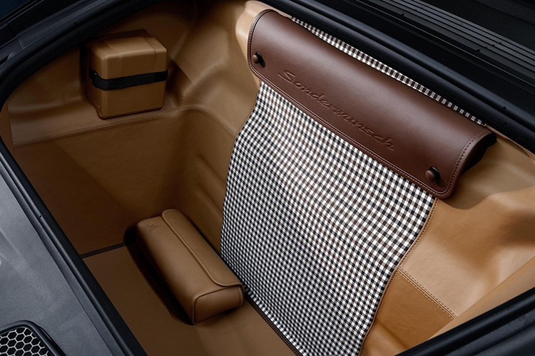 Phía ghế trước bên trái, Porsche đã trang bị vô lăng độc đáo với lớp da Cohiba Brown và vạch chỉ giờ Truffle Brown ở vị trí 12 giờ. Để hoàn thiện diện mạo, tông màu đồng bộ đã được chọn cho các chi tiết ít lộ liễu hơn, bao gồm thảm sàn, dây an toàn và ốp nội thất.