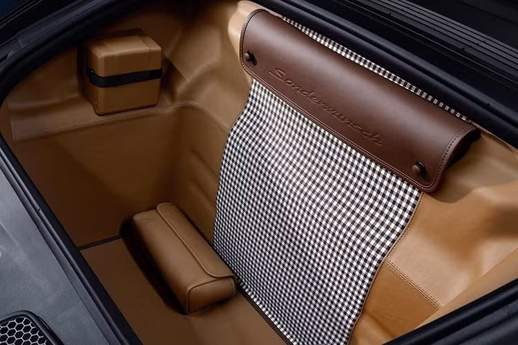 Phía ghế trước bên trái, Porsche đã trang bị vô lăng độc đáo với lớp da Cohiba Brown và vạch chỉ giờ Truffle Brown ở vị trí 12 giờ. Để hoàn thiện diện mạo, tông màu đồng bộ đã được chọn cho các chi tiết ít lộ liễu hơn, bao gồm thảm sàn, dây an toàn và ốp nội thất.