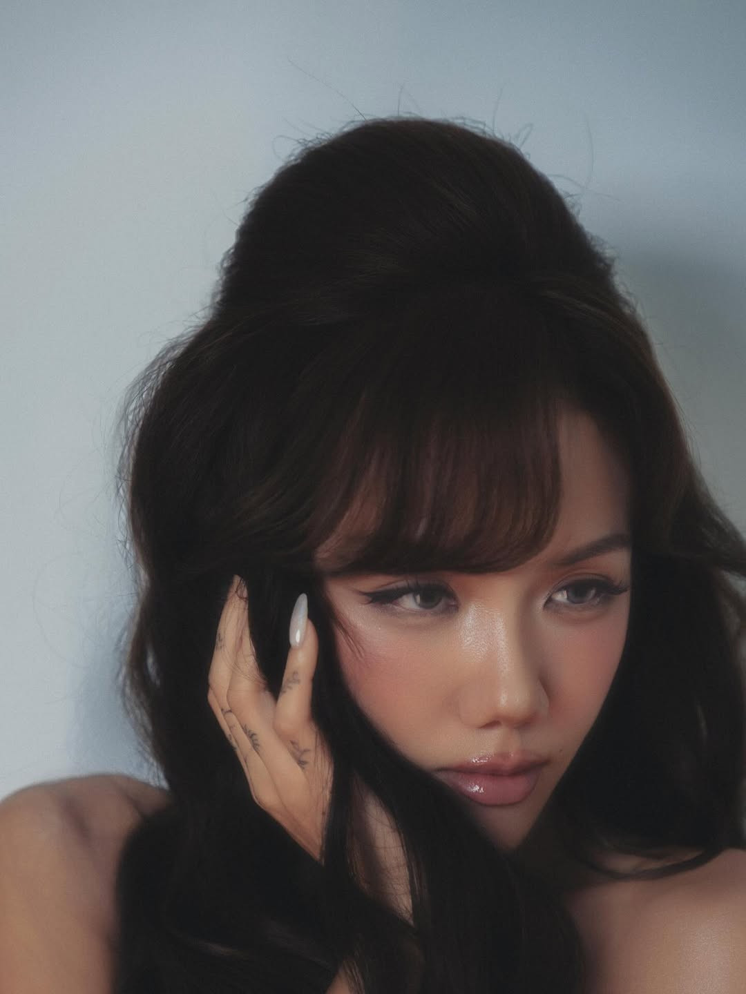 Với màn "biến hình" đầy ấn tượng này, Phương Ly không chỉ khẳng định vị thế của mình trong làng nhạc mà còn chứng minh nhan sắc không bị giới hạn bởi bất kỳ chuẩn mực nào, đồng thời thành công tạo ra một dấu ấn mới mẻ, đầy sức hút với khán giả.