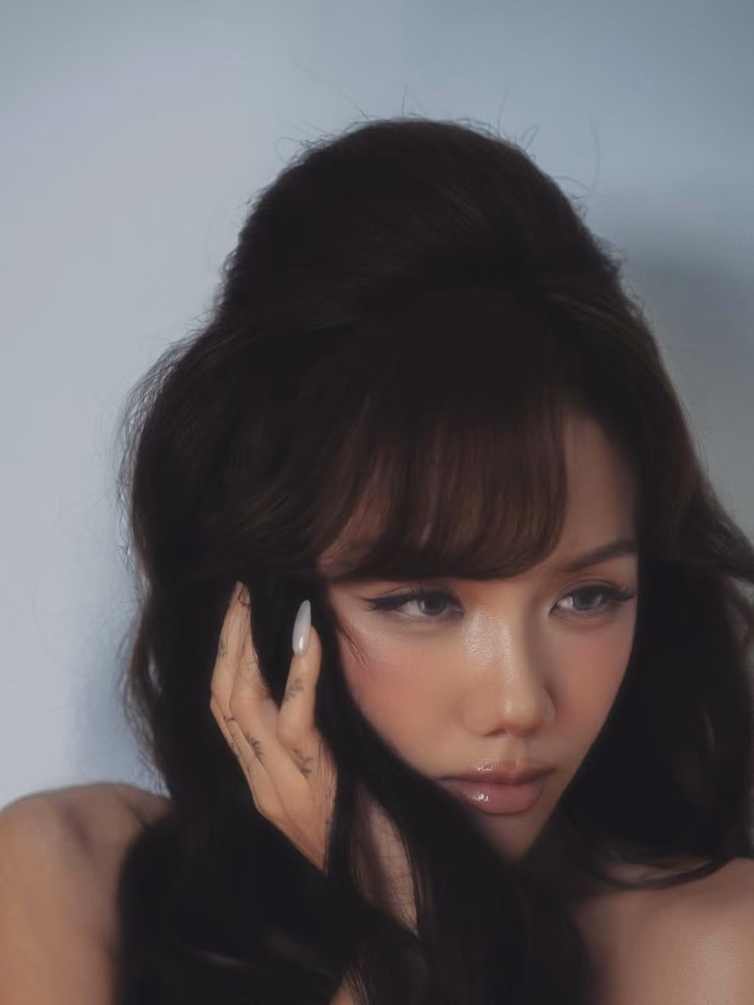 Với màn "biến hình" đầy ấn tượng này, Phương Ly không chỉ khẳng định vị thế của mình trong làng nhạc mà còn chứng minh nhan sắc không bị giới hạn bởi bất kỳ chuẩn mực nào, đồng thời thành công tạo ra một dấu ấn mới mẻ, đầy sức hút với khán giả.