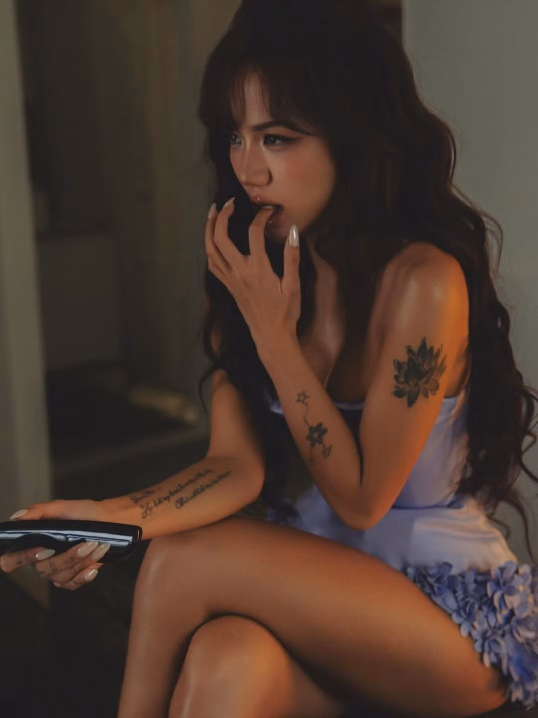 Dù cả hai chưa từng chính thức công khai, nhưng những khoảnh khắc tình tứ và sự tương đồng về phong cách, đặc biệt là hình ảnh cá tính, phóng khoáng, càng khiến Phương Ly và bạn trai tin đồn được xem là một cặp "trai tài gái sắc" với gu thẩm mỹ cực chất trong giới giải trí.