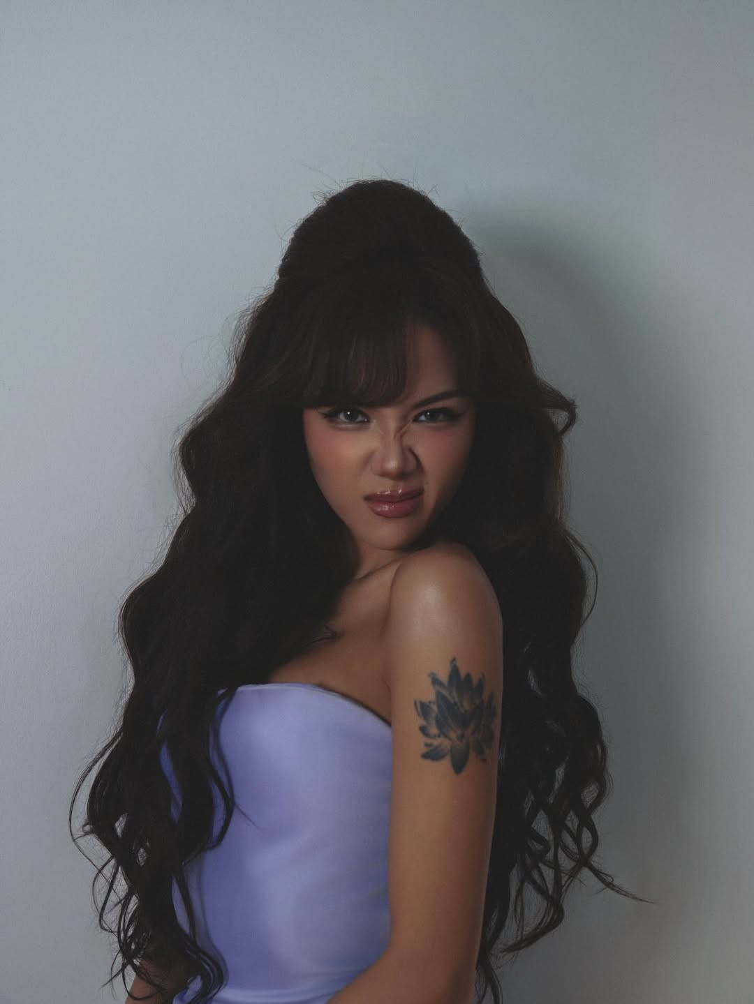 Với màu da bánh mật óng ả này, nữ ca sĩ không chỉ tôn lên vóc dáng săn chắc, gợi cảm mà còn toát lên thần thái hiện đại, mang đậm phong cách Âu Mỹ.