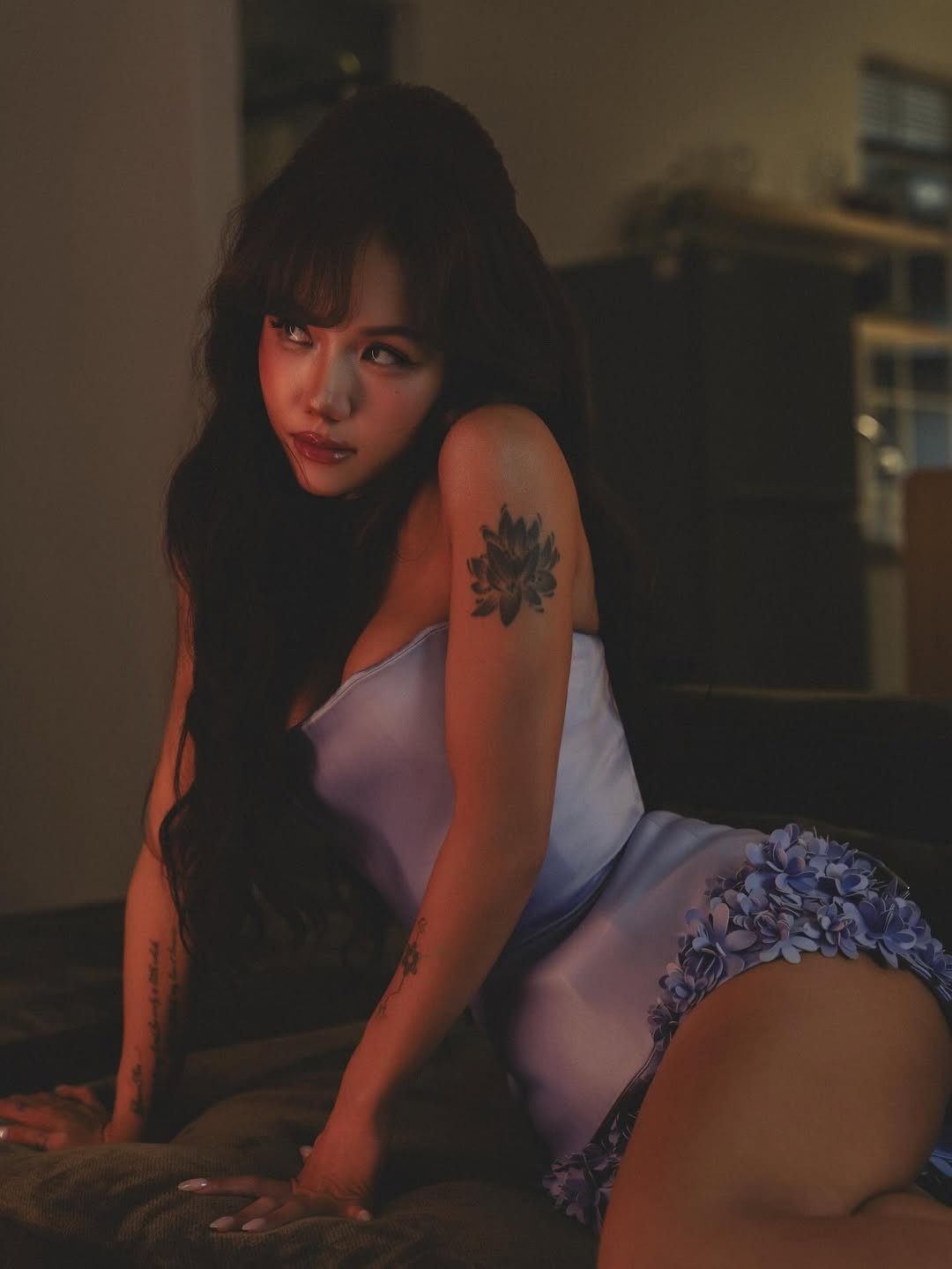 Sự thay đổi này được cho là kết quả của việc Phương Ly đã thực hiện phương pháp nhuộm da (tanning) để theo đuổi hình ảnh mới cá tính và phóng khoáng hơn.